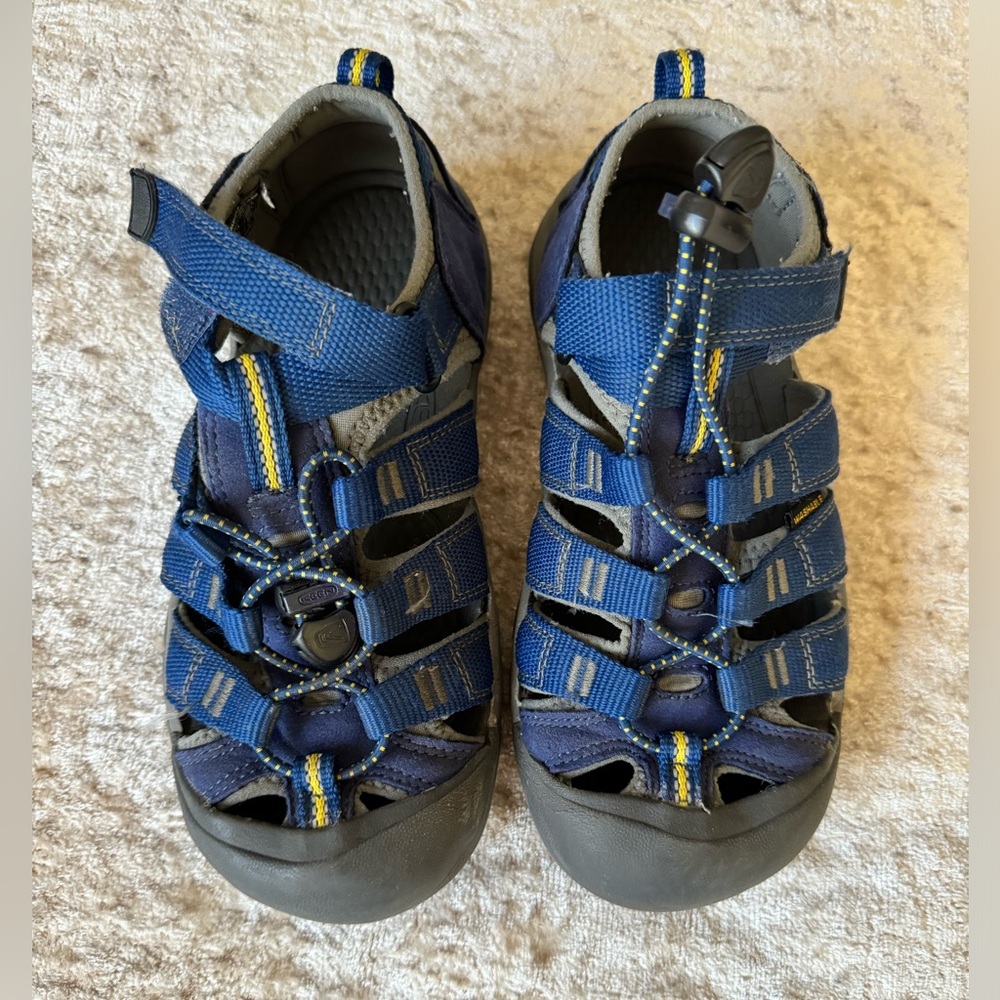 Big kids keen sandals size 2